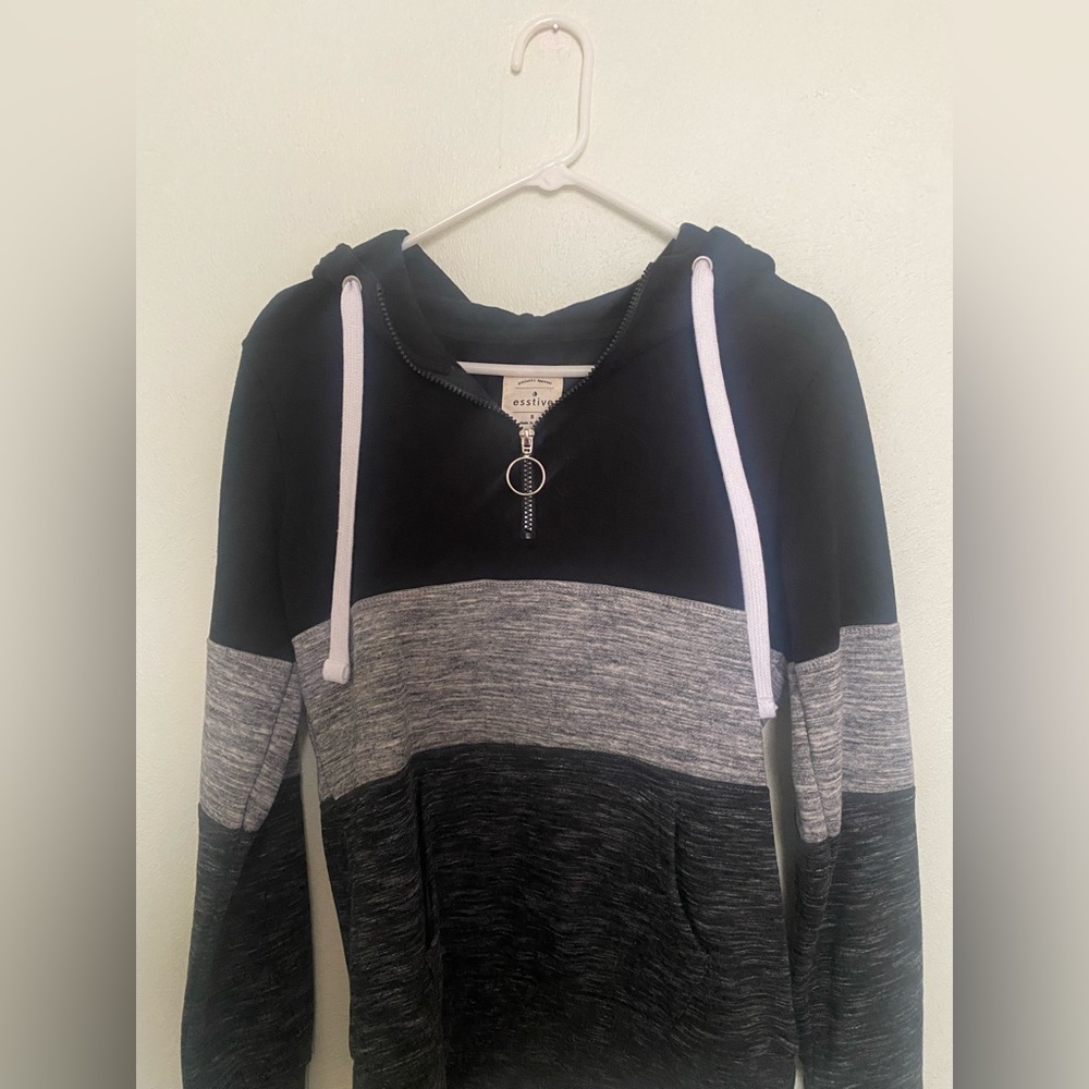 Esstive Comfy Pullover with hood